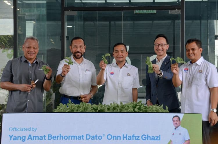 From left to right: Dato’ Mizan Yahya (CEO of FarmByte Sdn. Bhd.), Datuk Syed Mohamed Syed Ibrahim (President & Chief Executive, Johor Corporation), YAB Dato’ Onn Hafiz Ghazi (Menteri Besar Johor), Vincent Wei (CEO Archisen Pte Ltd), and YB Dato’ Zahari b